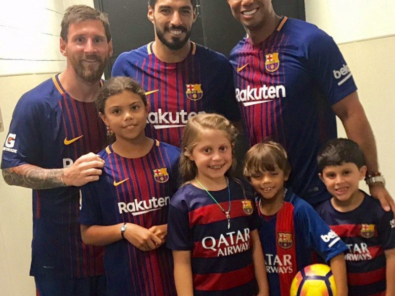 伍兹全家化身巴萨粉丝与梅西苏亚雷斯合影见证跨时代相聚