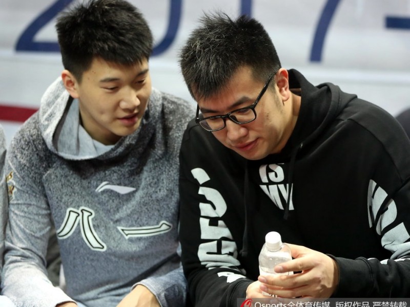 铁军在等待，邹雨宸伤后归来现场观战