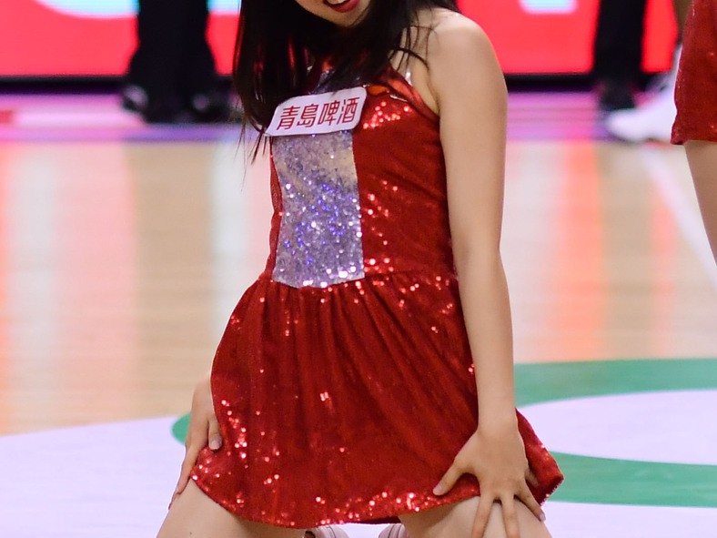 CBA赛场上的活力风景线 篮球宝贝演绎热血与美丽