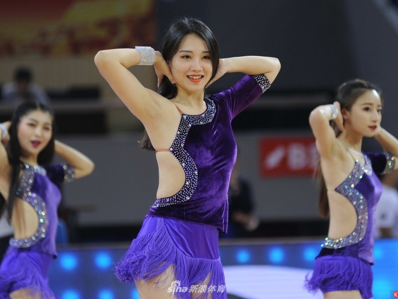 溧阳季前赛烽火起 啦啦宝贝热舞点燃钢铁碰撞