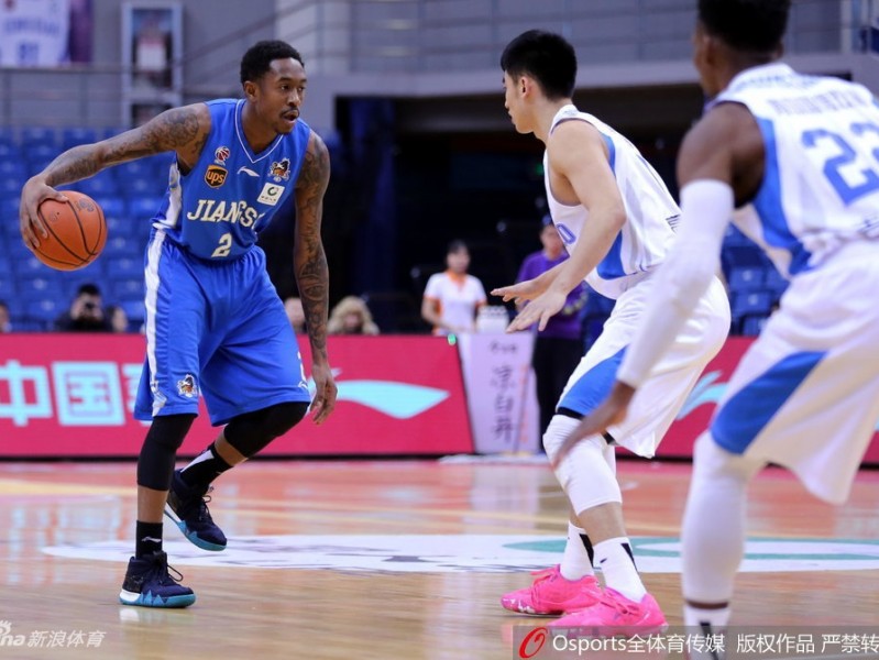 齐鲁德比遭双杀，巩晓彬直指防守痼疾，布鲁克斯准三双闪耀岛城