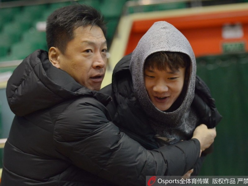 齐鲁寒冬备战忙，丁彦雨航赛前耍宝逗乐李春江