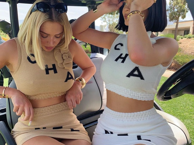 奢华香奈尔高尔夫装闪耀绿茵场，凯莉·詹娜的运动时尚新风潮