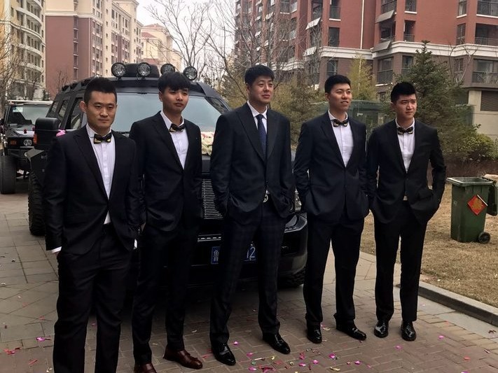 铁汉柔情山东男篮内线悍将李林烟台大婚兄弟情谊点亮幸福时刻