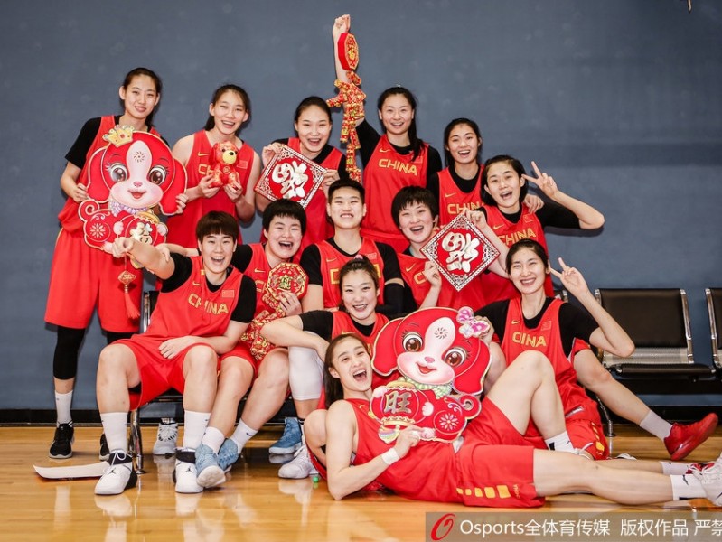 新春闪耀映红光，女篮精神铸辉煌