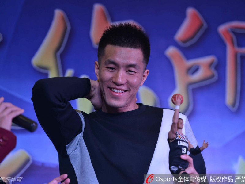 郭艾伦携父母出席签售，定制版人偶手机套尽显可爱范