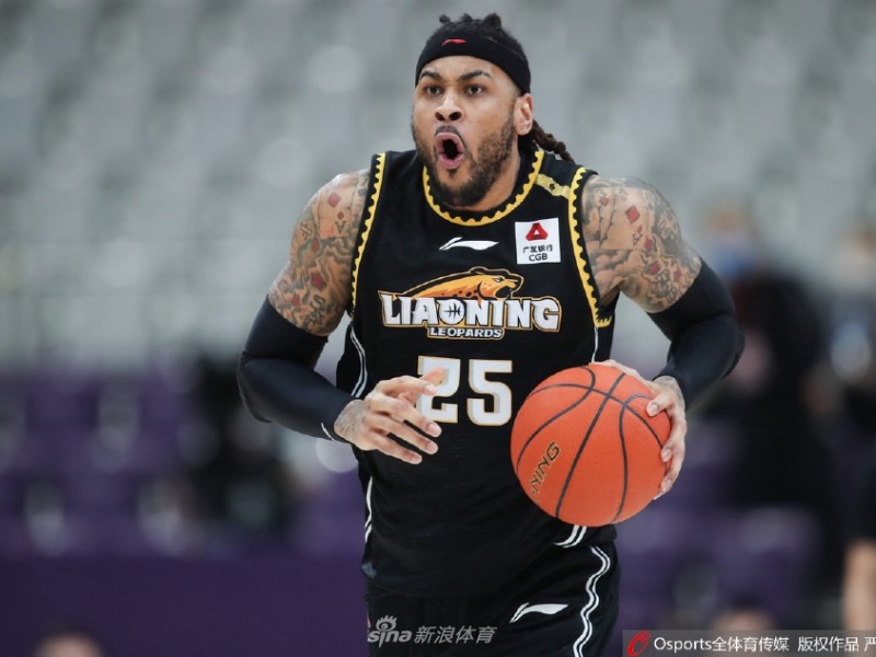 从发带蒙眼到强吻杨鸣 莫兰德CBA赛季欢乐大赏