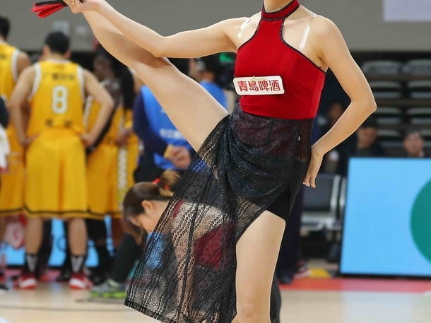 “扇”动全场：浙江蕞红啦啦队薄纱裙赤足演绎国风新潮流