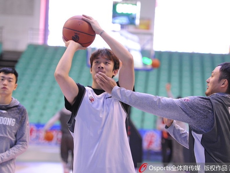 山东核心备战轻松写意 丁彦雨航率队剑指连胜