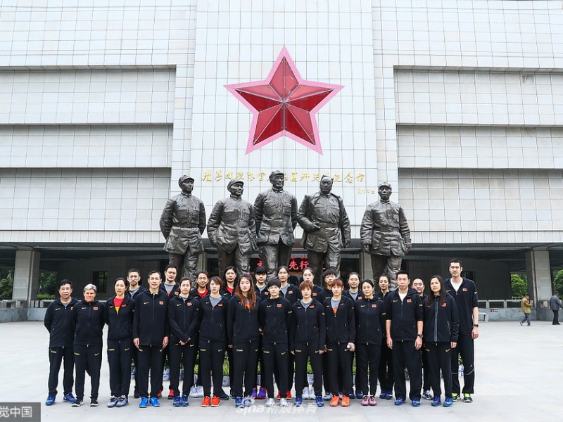 女篮将士寻根淮海战场 小推车精神激励新征程