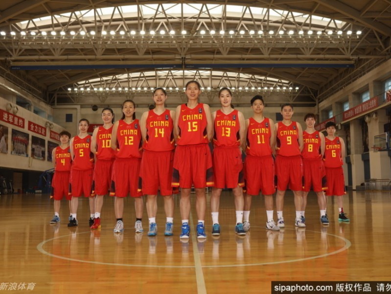 中国女篮里约前夜英姿飒爽 铿锵玫瑰闪耀V字矩阵