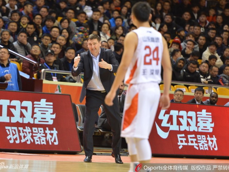 齐鲁狂飙！山东高速主场132分狂胜同曦，莫泰全能表演引领进攻潮