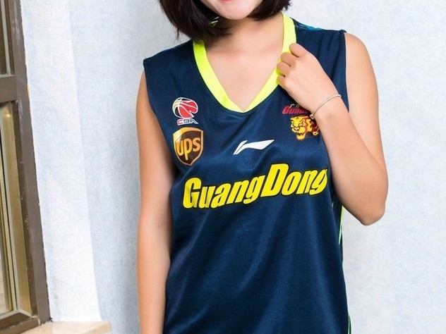 CBA广东主场最美风景线：篮球宝贝球衣写真点燃赛场激情