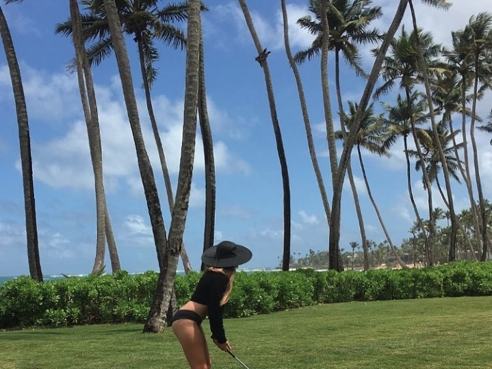 烈日高球场红衣翩跹沙坑舞