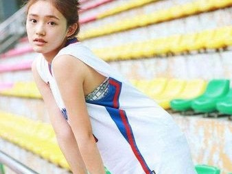 夏日球场甜心：女生篮球背心穿搭图鉴，解锁元气运动风