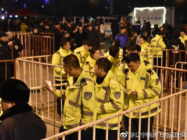 本溪公安消防齐助阵，辽篮主场大捷敬英雄