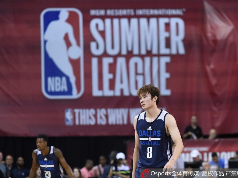 丁彦雨航夏季联赛闪光瞬间：发型不乱拼劲不乱，中国前锋用表现赢得欢呼