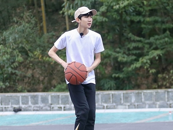 追风少年王源：篮球场上挥洒汗水，青春旅社尽显活力本色