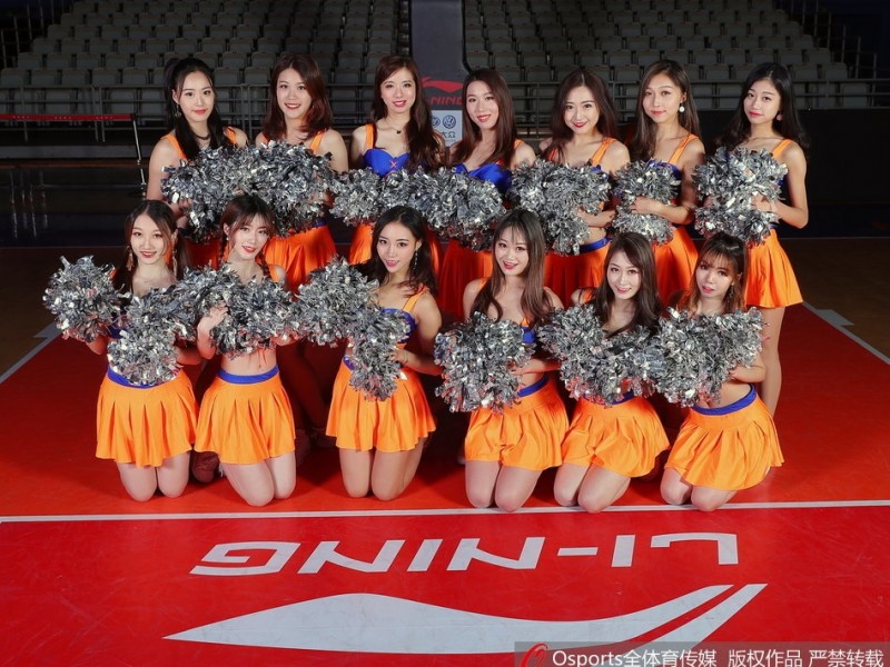 上海篮球宝贝闪耀寒冬，灵动舞姿点燃全明星周末前奏