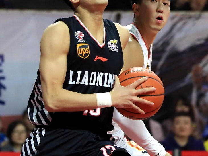 辽篮众将齐发力主场奏凯，郭艾伦犀利突破引领胜利狂潮