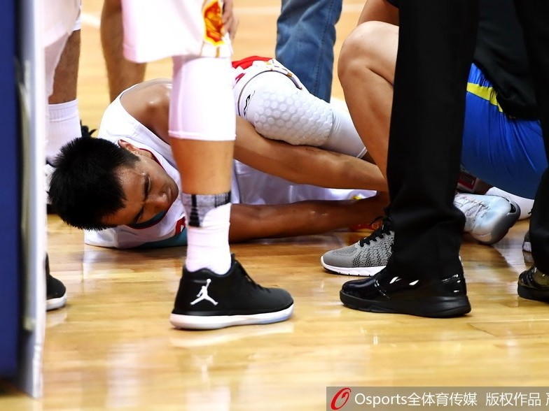 全运赛场暖心一抱，赵继伟意外伤退牵动人心