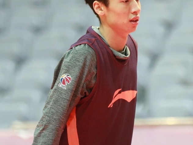 浙江广厦赛前备战 李春江严谨中露魔性笑容