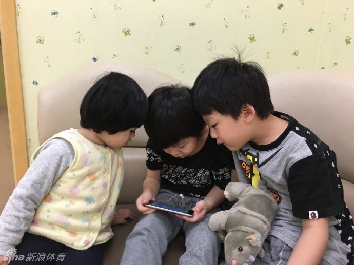 朱芳雨与他的两个小小男子汉：篮球之外的温情时光