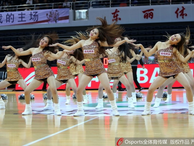 津沪男篮激战正酣，篮球宝贝热舞燃爆赛场