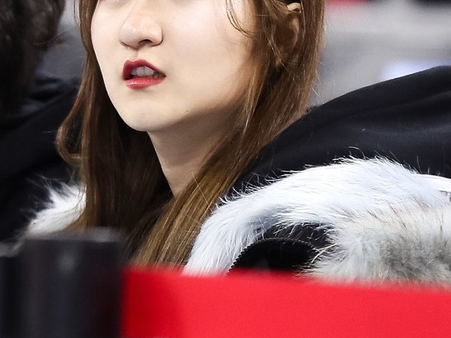 京城冬日的一抹暖色：五棵松美女球迷点燃赛场激情