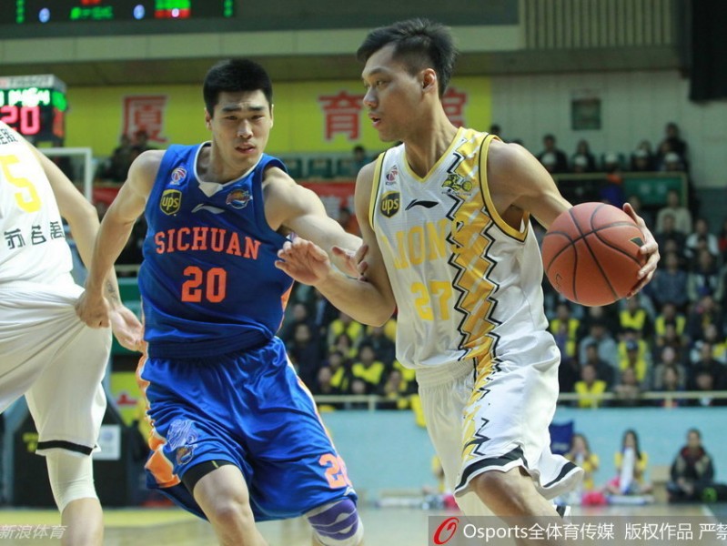 巴蜀铁骑踏破广厦，季后赛首战演惊天狂潮