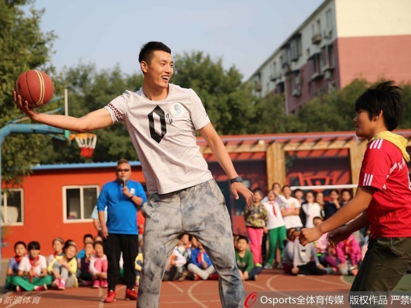 首钢男篮校园行：当篮球梦想照进现实，翟晓川与孩子们的温暖邂逅