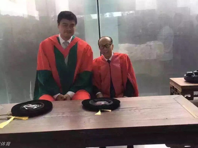 巨人牵手超人 姚明李嘉诚汕大同框送毕业祝福