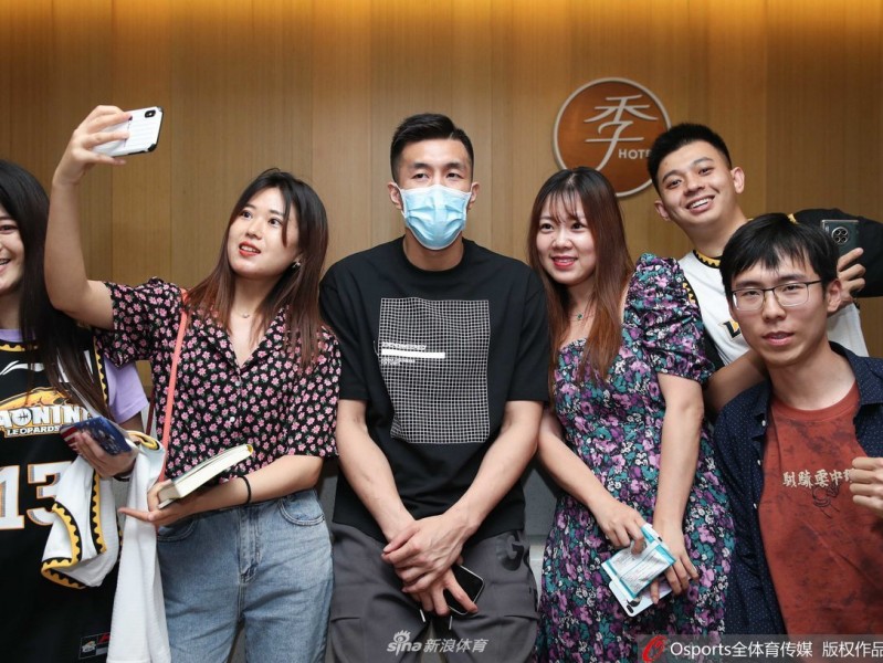 人气爆棚遇球迷热情围堵 郭艾伦开启国家队新征程