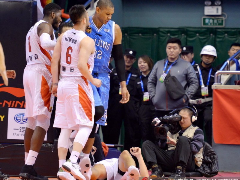 睢冉怒推莫里斯瞬间，京鲁大战火爆冲突全回顾