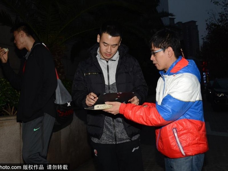 广州龙狮队抵沪，外援亲和力十足与球迷热情互动