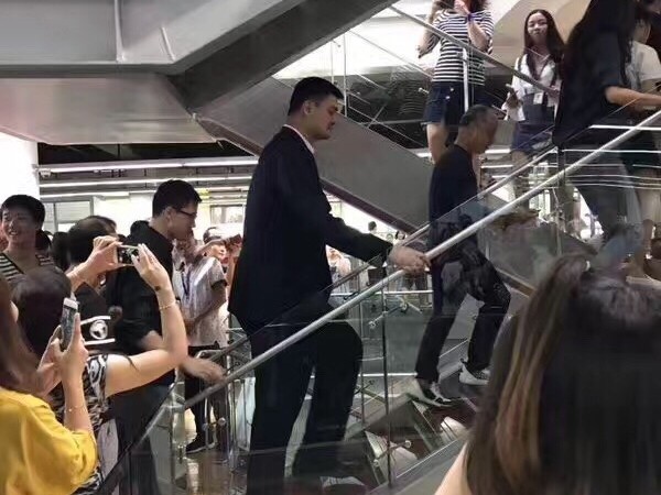 姚明亲赴李宁公司，cba与李宁续约前景引发广泛期待