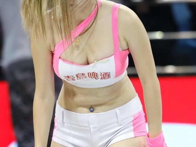 长发飞舞点燃冬日战火 回首CBA赛场上的篮球宝贝