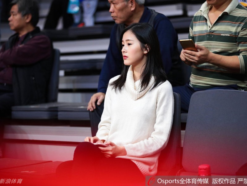 赛场那一抹温柔目光 广东女球迷为CBA焦点战添彩