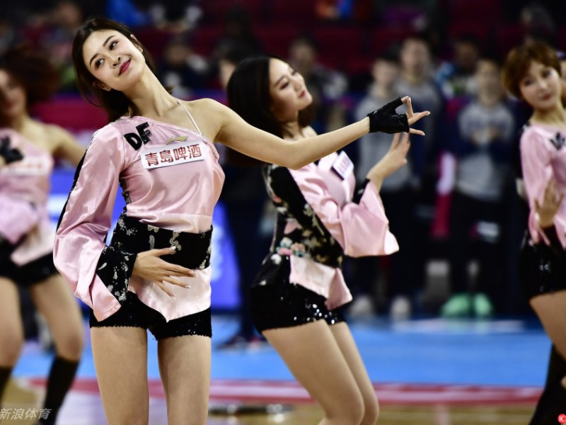 舞动篮坛的烈火玫瑰：揭秘CBA赛场上的靓丽风景线