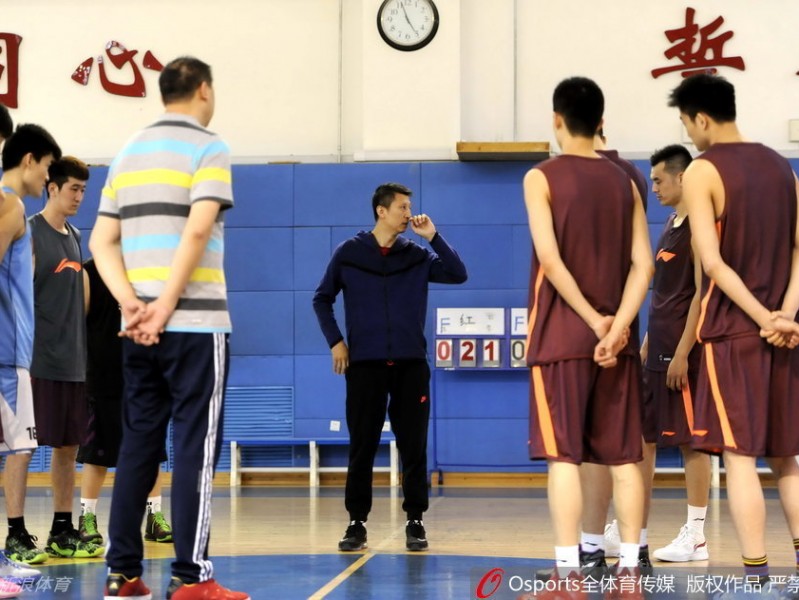 辽篮集结备战新赛季，郭士强严苛训话，杨鸣领衔苦练