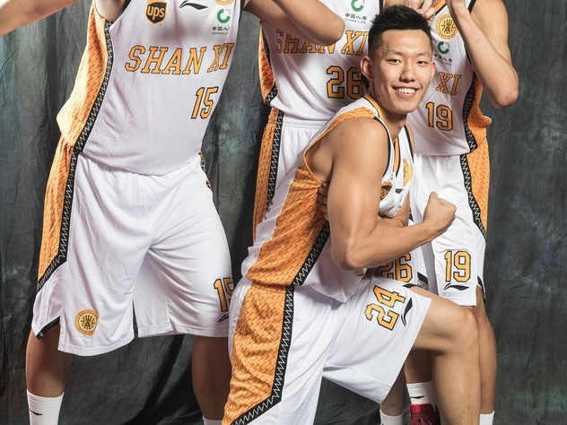 山西男篮众将写真场外：搞怪不停，其乐融融迎新生机