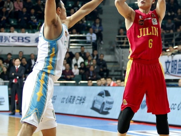 CBA第12轮激战：福建主场火力全开大胜吉林，王哲林哈里斯联手导演进攻盛宴