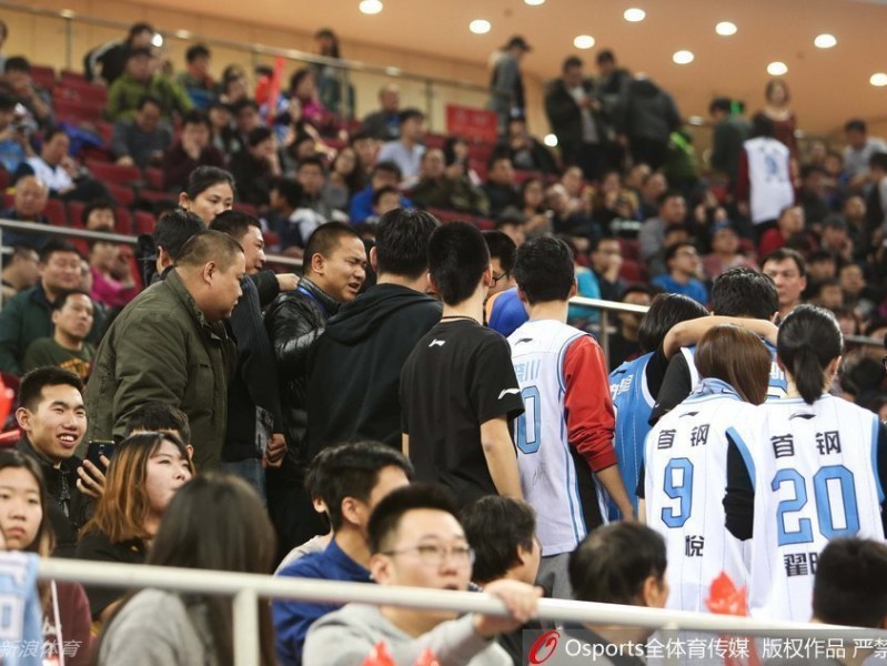 京吉大战看台火药味十足 CBA赛场再响不和谐音