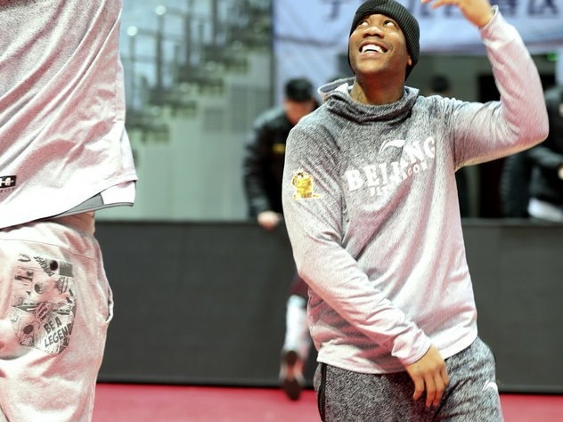 最后一舞前的轻松时刻：马布里备战生涯倒计时，萌趣表情定格传奇瞬间