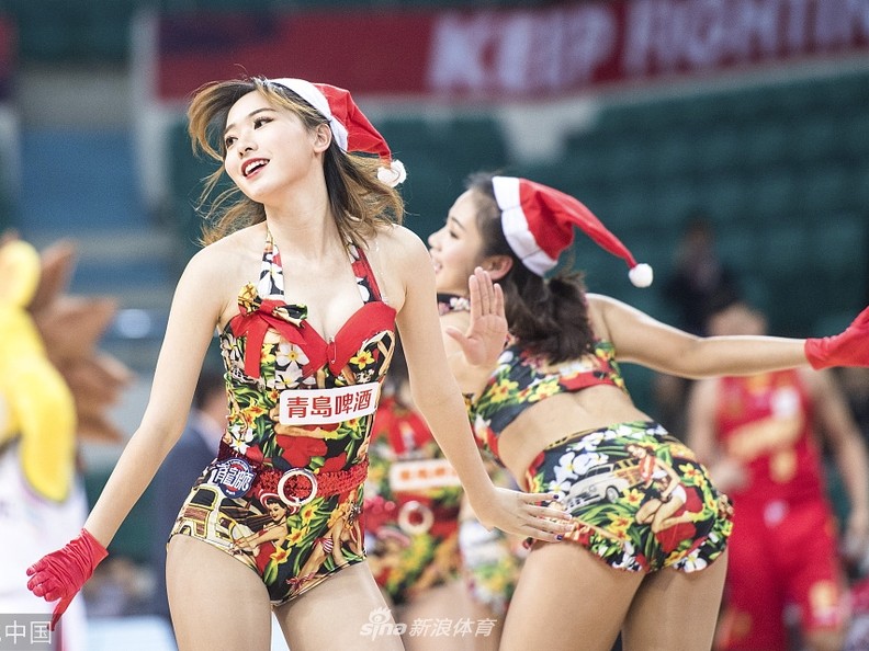 广州龙狮圣诞夜激战深圳，篮球宝贝热舞引爆全场