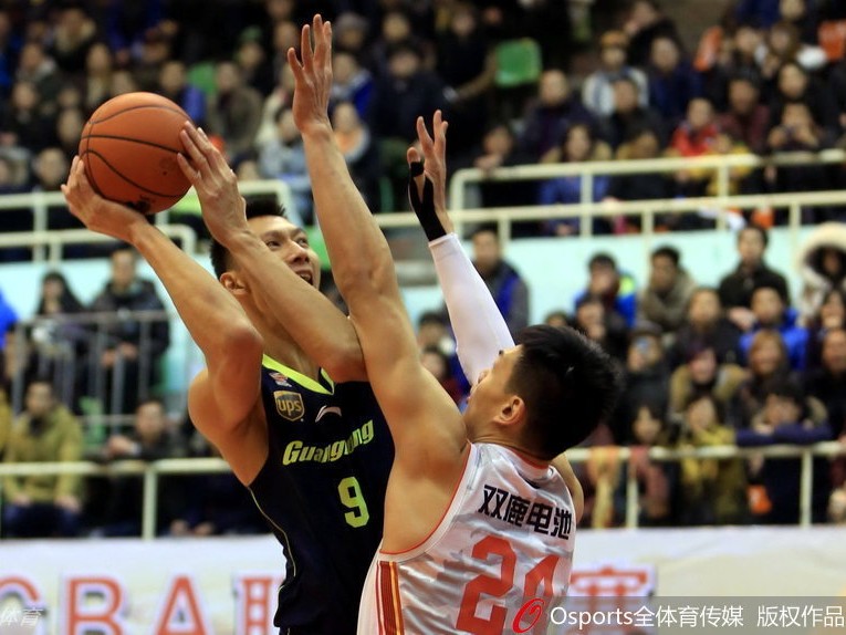 军粤战寒夜燃情：韩硕伤退许钟豪硬扛阿联，喵星人抢戏雅戈尔