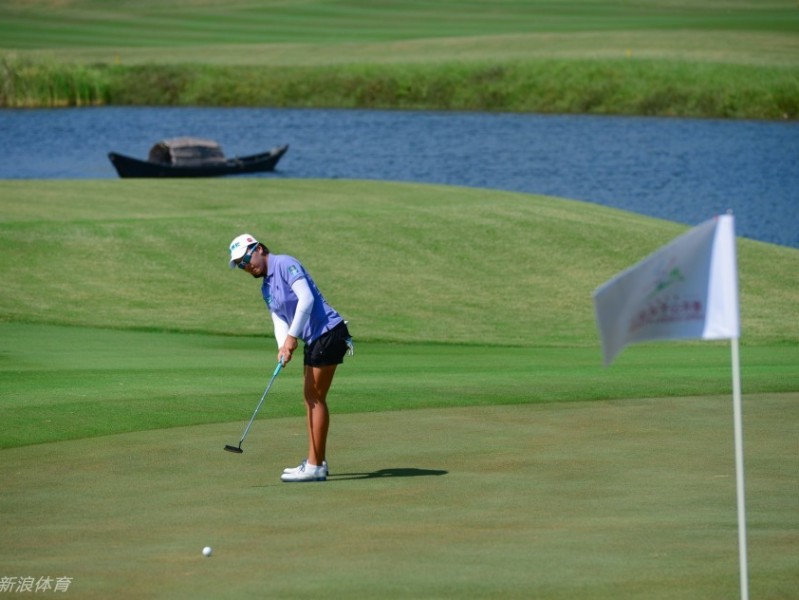 三亚女子公开赛启幕时刻：果岭清风与竞技热潮