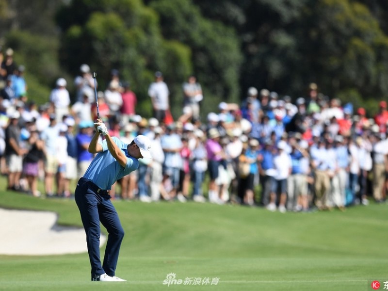 卫冕冠军逆境挥杆 澳洲公开赛风云变幻