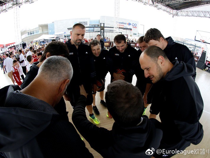 伊斯坦布尔四强赛的蓝色狂欢：马尔马拉球迷专区全记录