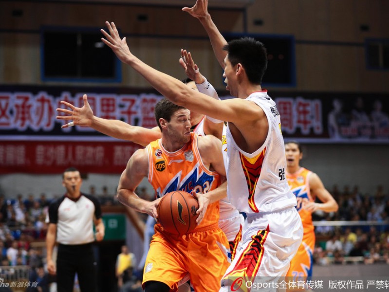 沪鲁对决经典瞬间回顾 弗雷戴特遭围堵张兆旭霸气震筐